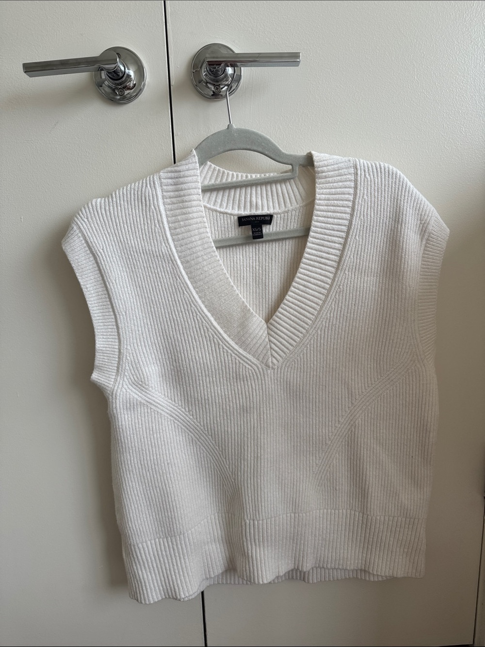 Banana Republic Cream Ribbed V-Neck Sleeveless Sweater Vest